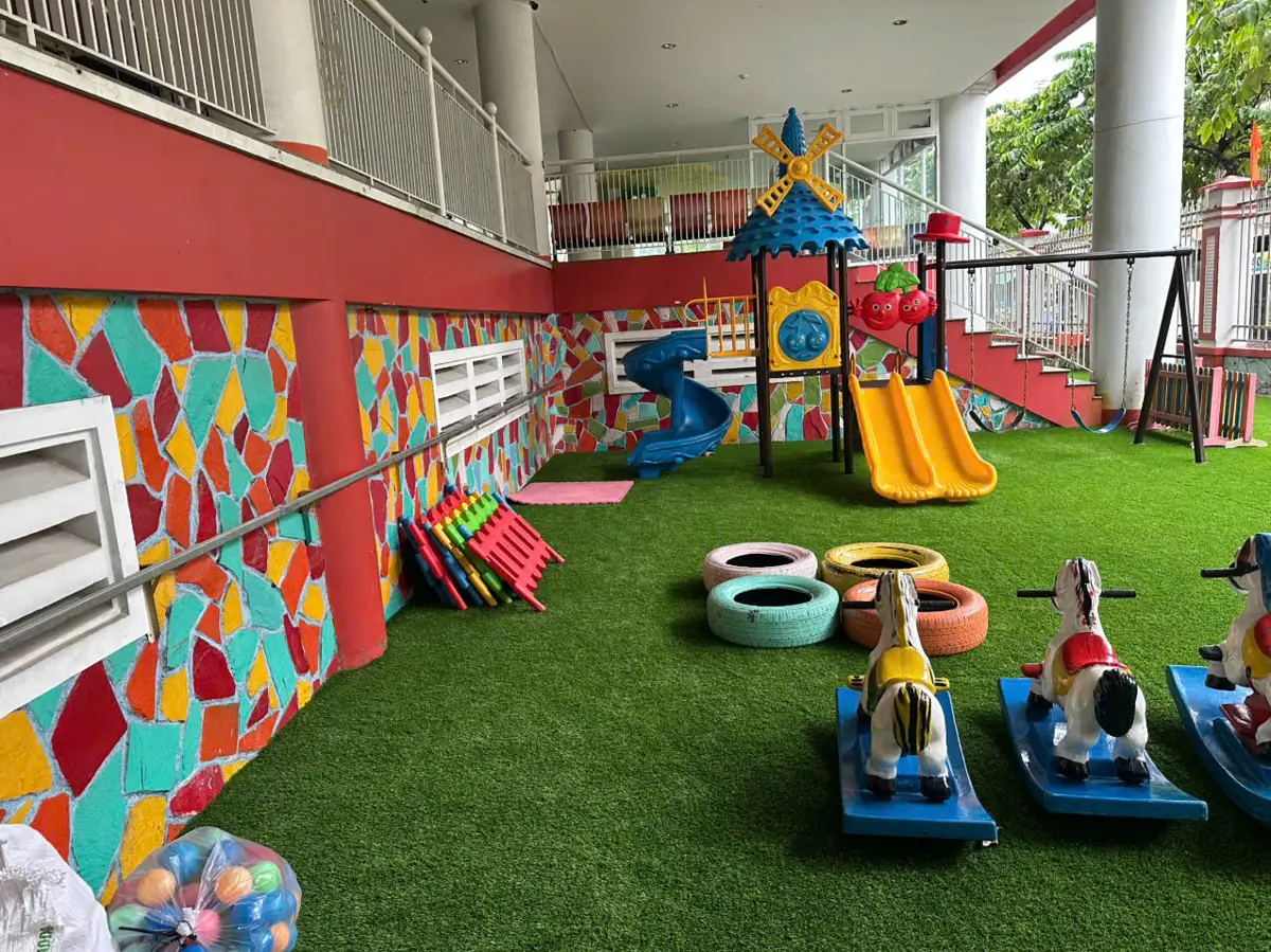 Sân chơi trường mầm non trải cỏ nhân tạo